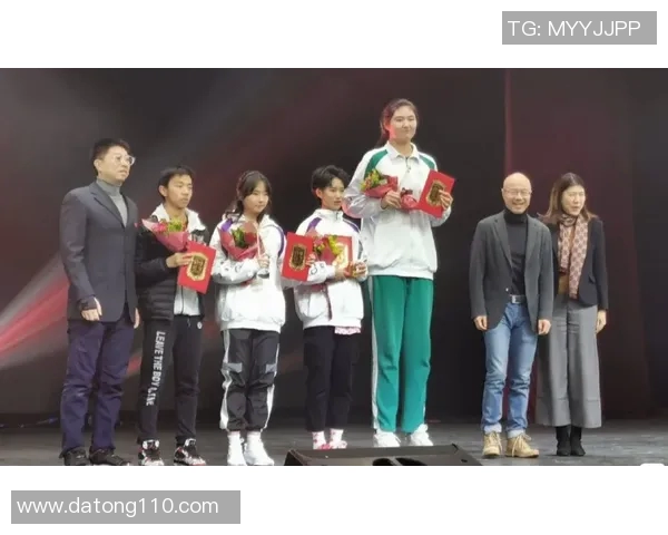 姚明携手春晚舞台展现巨人风采点燃观众热情与期待